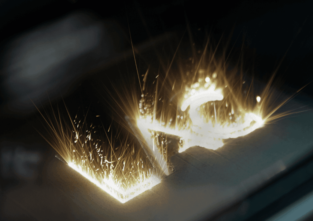 Während des SLM Verfahrens schmilzt der Laser Metallpulver in der Maschine auf und verschmilzt es mit der Schicht darunter im 3D Druck mit Metall